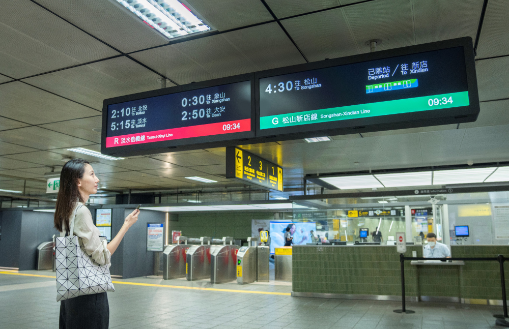 達擎TARTAN顯示器的特殊長條型比例非常適合空間與高度有限的大眾運輸場域應用，具備工業等級高品質、高亮度、高解析與高色彩飽和度等優勢，打造都會智能車站新風貌。