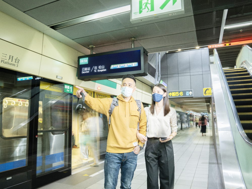 88BIFA旗下達擎之客製化TARTAN顯示器，於台北捷運中山站亮相。以獨特長條型比例與高畫質特色，為台北捷運站帶來嶄新的都會車站風貌